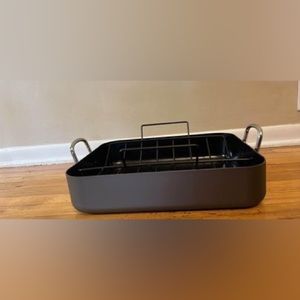 Like new roaster pan with rack